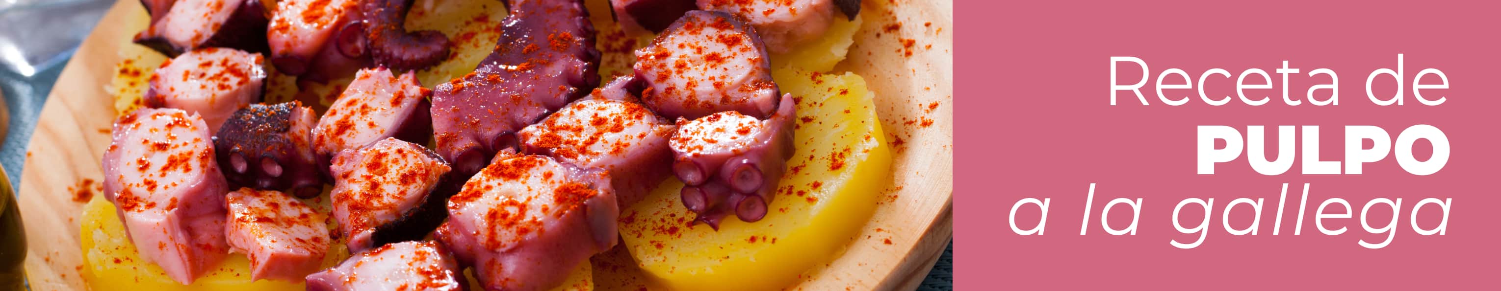 Plato de madera con pulpo a la gallega ya terminado, servido sobre patatas y espolvoreado con pimentón.